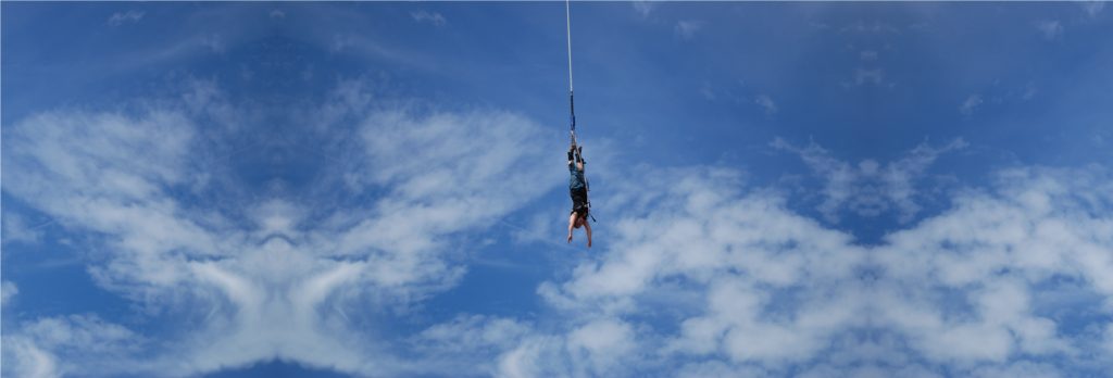 Sauter à l’élastique et prendre son envol.