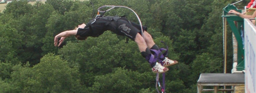 Trois attaches pour sauter en élastique